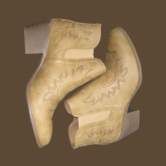NWOB GLOBALWIN Camel Pull On Ankle Boots The Western Cowboy Cowgirl Boots 9.5 - Picture 7 of 7